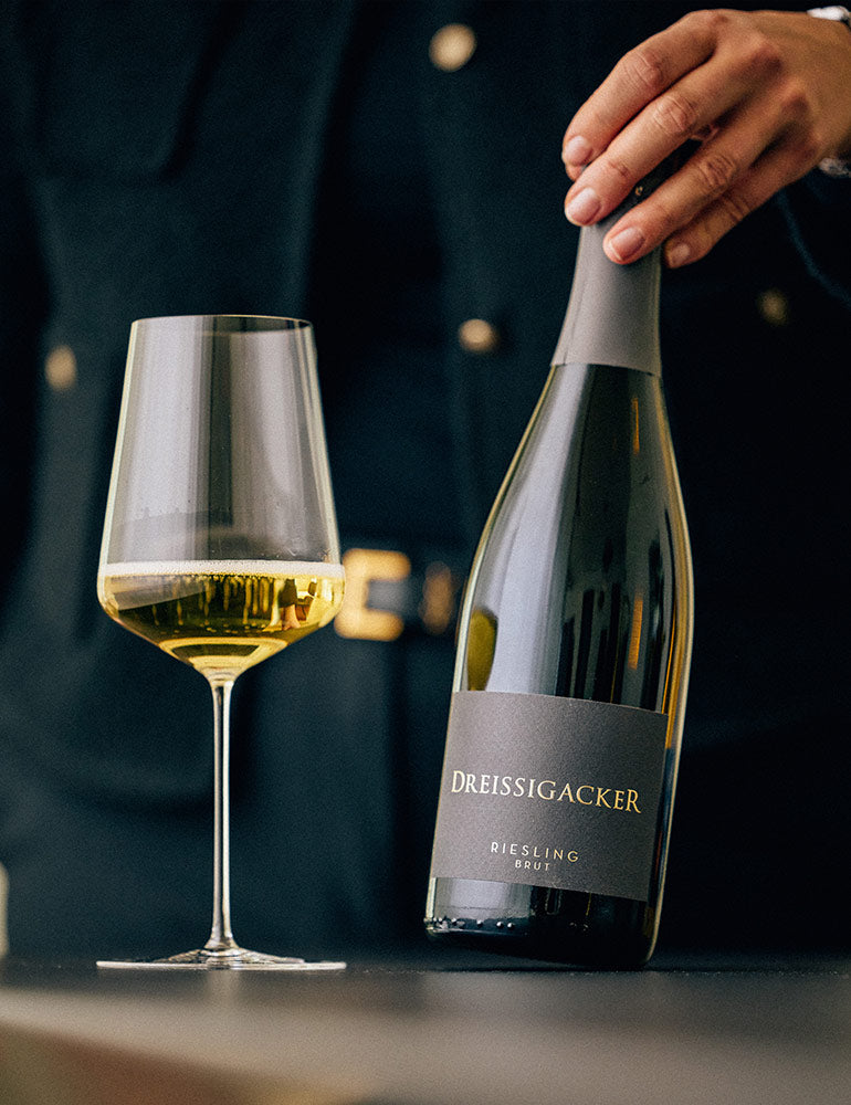 dreissigacker-riesling-brut-magnum-2021-sekt-flascheng-rung image 2